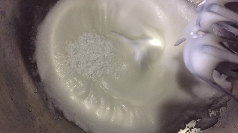 卡士达酱蛋糕杯,打至有纹路加玉米淀粉继续打,转低速打
