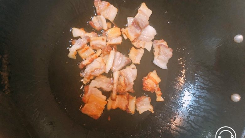 辣椒萝卜干炒油渣,代到肉成金黄色,油渣就做成功了,这时候把肉取出来备用,锅里就少许油。
