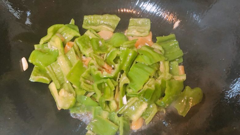 辣椒萝卜干炒油渣,倒入辣椒萝卜干蒜头,翻炒,放入盐,鸡精少许料酒。