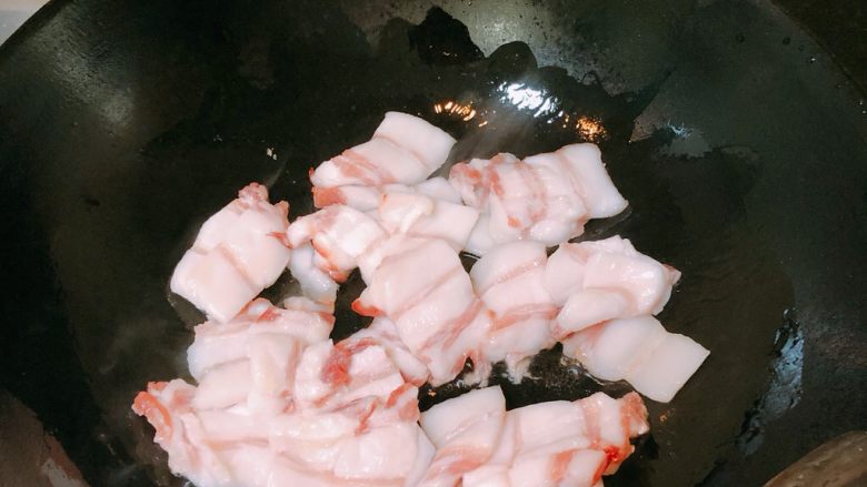 辣椒萝卜干炒油渣,冷锅放肥肉下去,大火炸