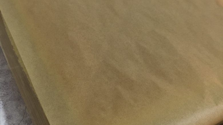 玫瑰花酱蛋糕卷
,出炉后轻轻拎出来把油布四周撕开散热,表面盖上油纸以防表面干了开裂