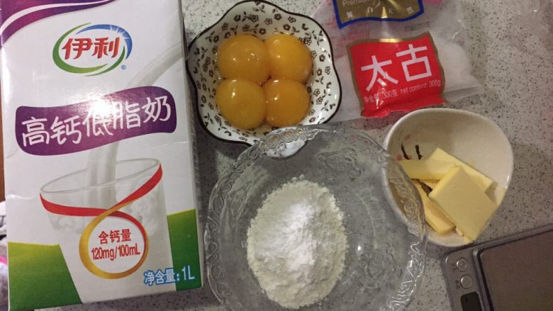 卡士达酱蛋糕杯,震出气泡,放入预热好的烤箱,30分钟即可(根据自家烤箱脾气)
