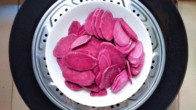 自制鲜草莓酱紫薯山药,<a style='color:red;display:inline-block;' href='/shicai/ 2643'>紫薯</a>买回来洗干净切成片!放锅里蒸20分钟!