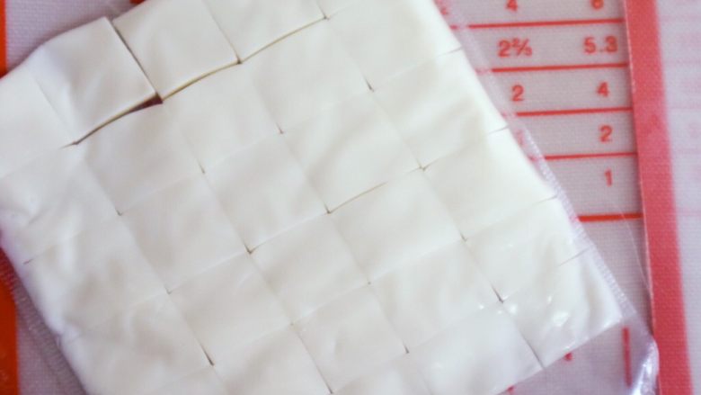 宝宝辅食之原味芝士夹心华夫饼(酵母版),把芝士切成小块,待用