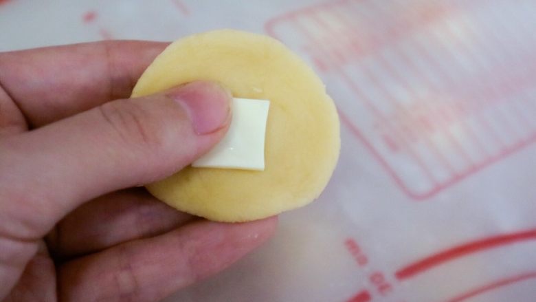 宝宝辅食之原味芝士夹心华夫饼(酵母版),压扁后面皮边缘捏薄些然后放入芝士块