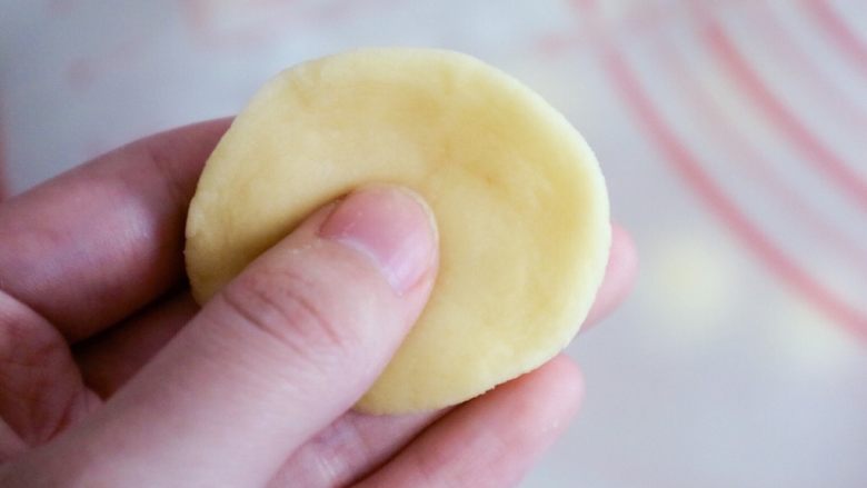 宝宝辅食之原味芝士夹心华夫饼(酵母版),面团用手掌按压下就可以不需要用擀面杖