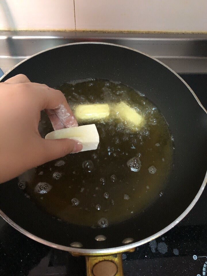 鲍汁豆腐,将油加至7成热,裹上面粉的豆腐放入其中。