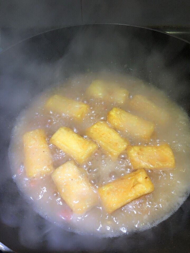 鲍汁豆腐,将炸过的豆腐轻轻放入锅中,炖煮片刻使其入味。加入生粉水勾芡。即可出锅。