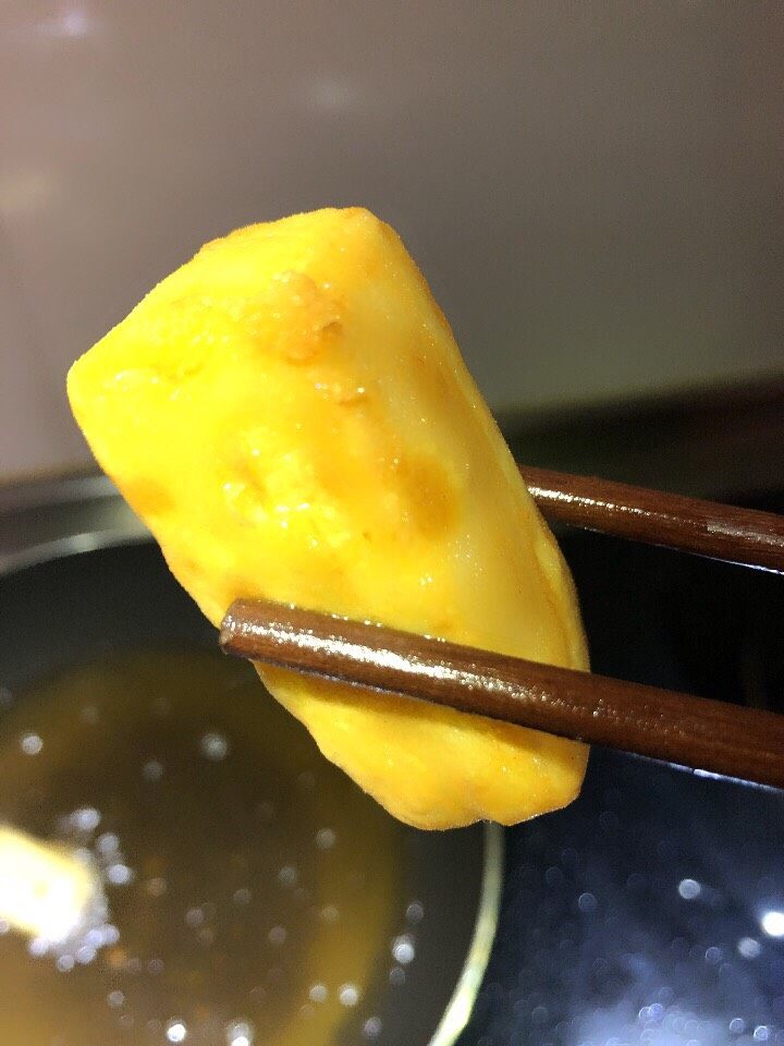 鲍汁豆腐,炸至金黄色,轻轻夹出。