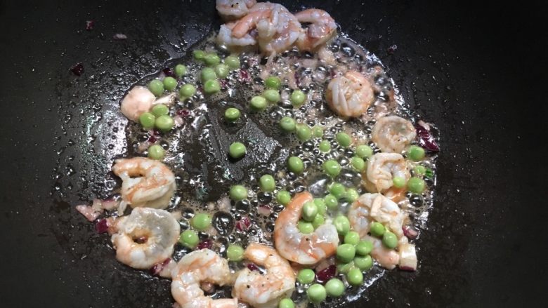 咖喱虾仁意面,再倒入青豆一起翻炒