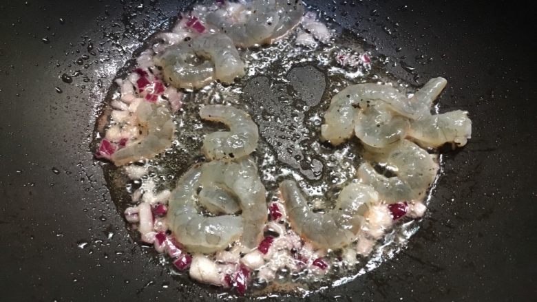 咖喱虾仁意面,倒入虾仁翻炒