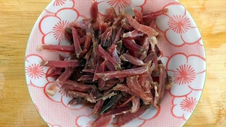 上汤火腿海米娃娃菜,捞出火腿,切丝