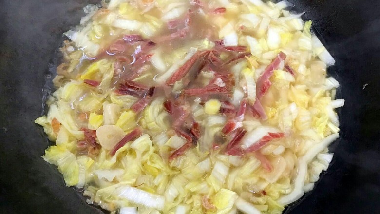 上汤火腿海米娃娃菜,盖上锅盖,转小火,煮5分钟