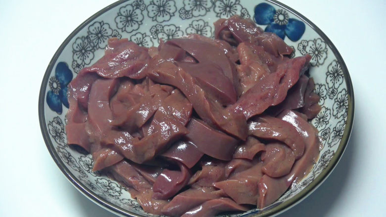 葱香腰花,腰花打花刀,切粗条