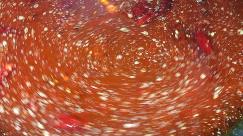 椒麻鱼,加水大火煮开熬料