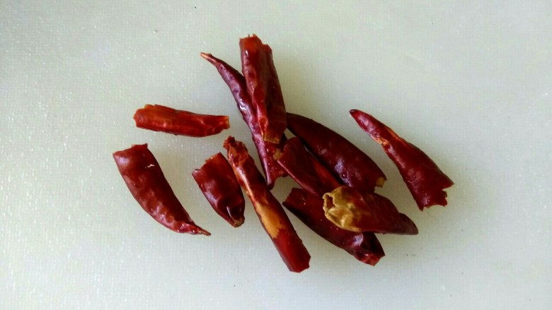 尖椒土豆炖翅根,<a style='color:red;display:inline-block;' href='/shicai/ 86464'>干红辣椒</a>切段