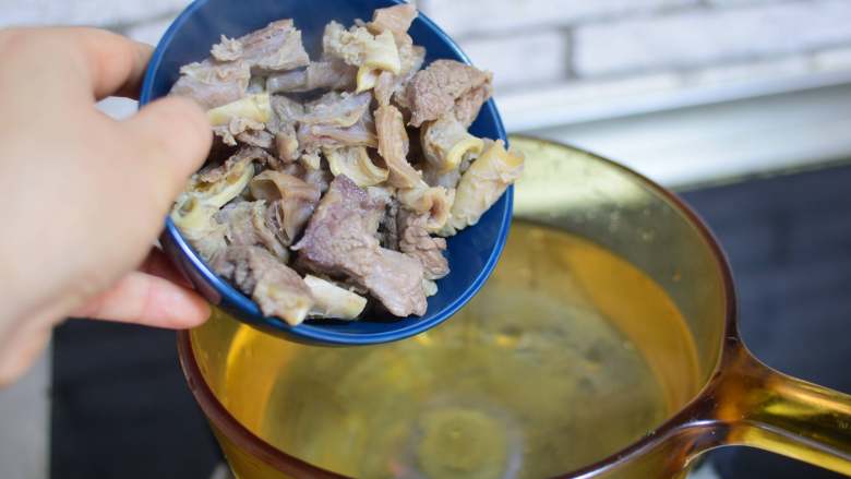 罗宋汤,再重新加清水,把焯过的牛肉加进去