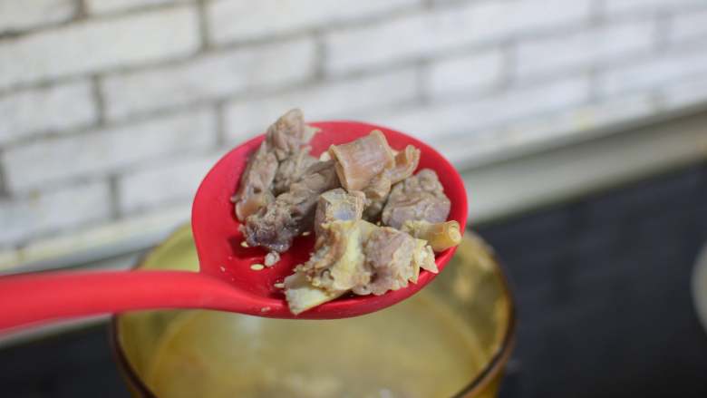 罗宋汤,捞出牛肉,把水倒掉