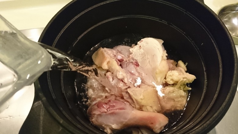 蛤蜊鸡汤,將雞肉放入湯鍋,加水,大火煮開