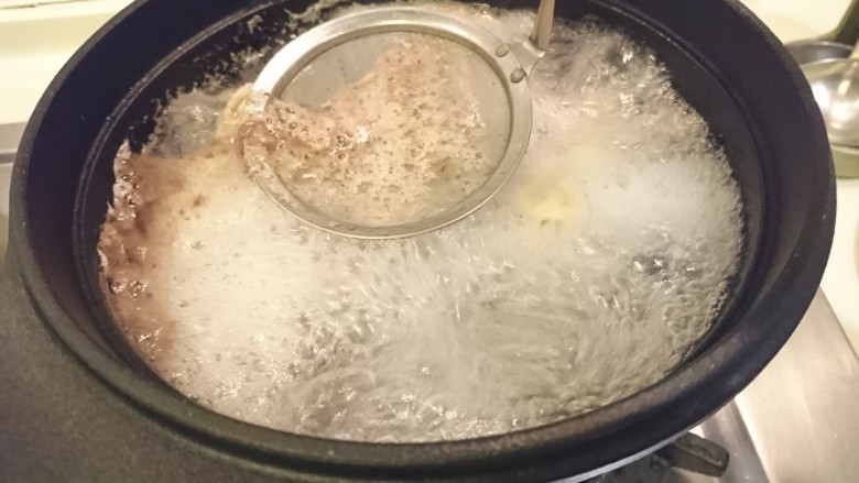 蛤蜊鸡汤,撈掉浮沫,我會清很久,因為我喜歡清雞湯