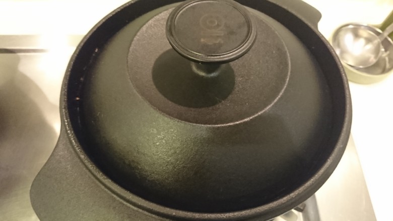 蛤蜊鸡汤,蓋起來,小火燜煮20分鐘
