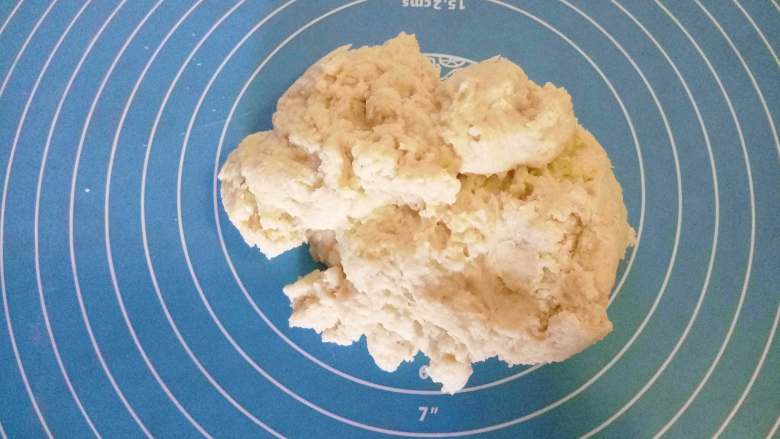火腿肠香葱面包 ,放案板或揉面垫上开始揉面