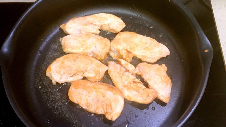香煎奥尔良鸡胸肉,翻面,继续煎2分钟左右
