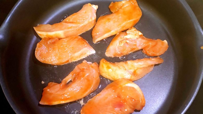 香煎奥尔良鸡胸肉,烧至七成热,放入鸡胸肉,煎3分钟。