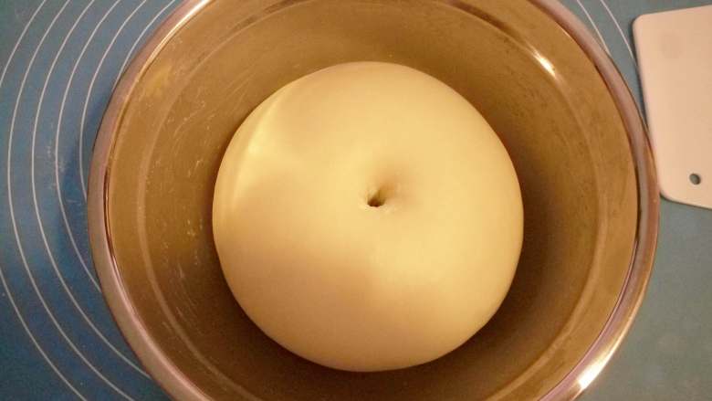 火腿肠香葱面包 ,面团发酵至2-2.5倍大,用手指沾干粉,在面团中戳一个洞,洞口不回缩,不塌陷,证明已经发酵完成