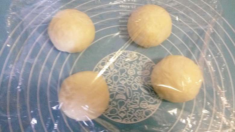火腿肠香葱面包 ,将面团取出,排气,分成四份,揉圆,盖保鲜膜松弛15分钟