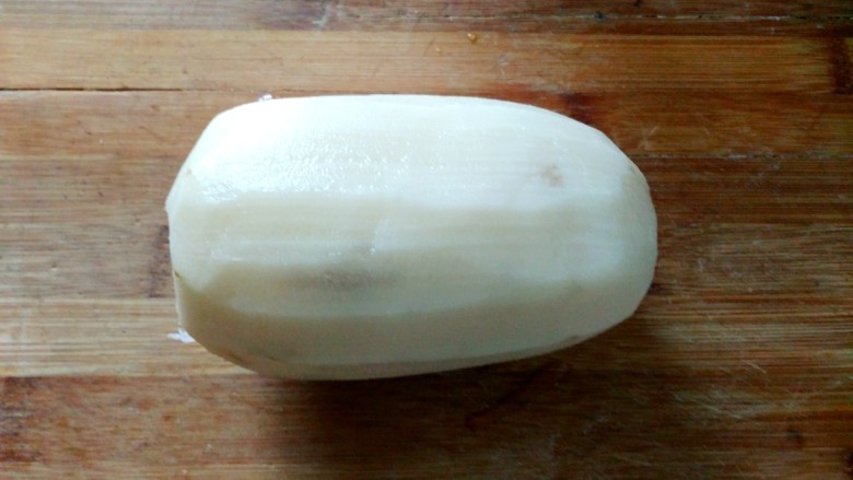 土豆藕饼,<a style='color:red;display:inline-block;' href='/shicai/ 2662'>藕</a>也洗净,去皮备用