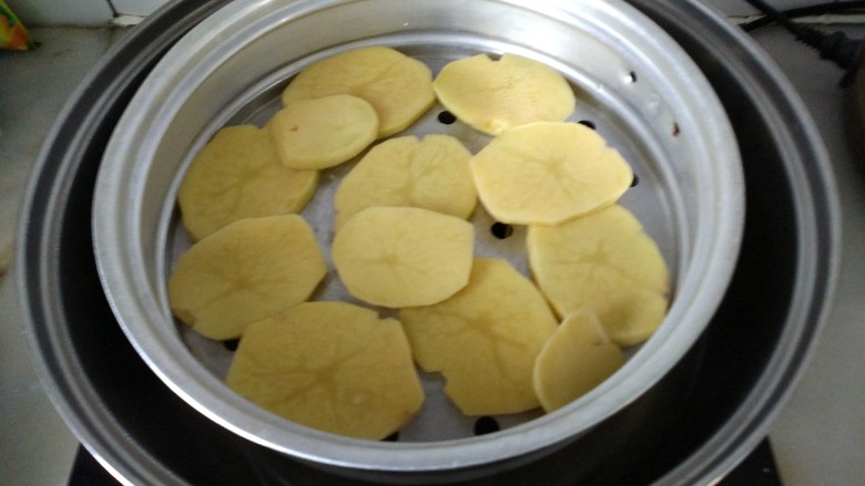 土豆藕饼,锅添水,放入土豆片
