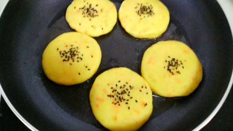 土豆藕饼,锅烧热,放入土豆藕饼