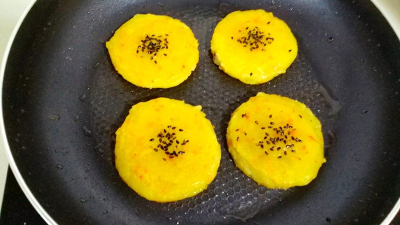 土豆藕饼,中小火,煎两面金黄即可