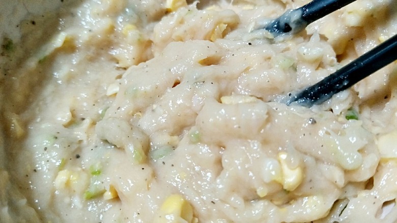 自制上校鸡块(空气炸锅),拌好的样子,比较湿,比较黏,鸡肉泥很细腻。