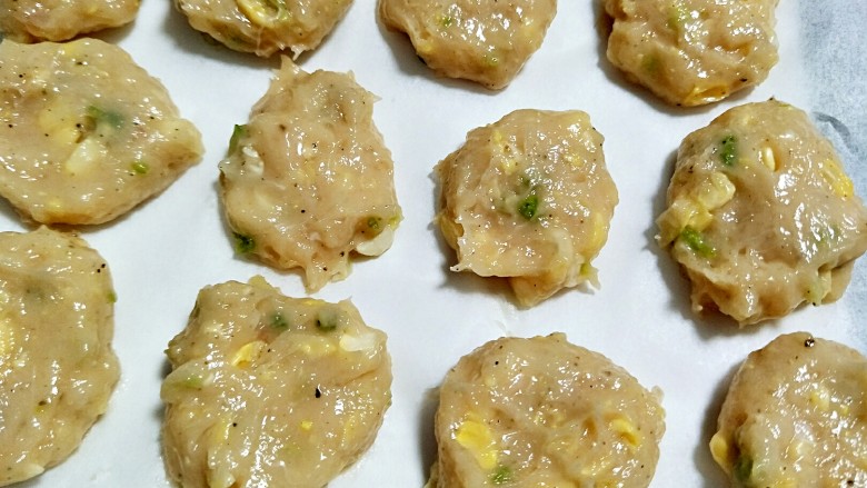 自制上校鸡块(空气炸锅),用勺子辅助做成小丸子,我是用做丸子的手法,从虎口挤出,用勺子刮下来放到铺了油纸的平盘上,然后用勺背沾少许油或水,抹扁,进冰箱速冻一小时,拿出来装袋冷冻保存。(之后可以随吃随取,不用解冻)