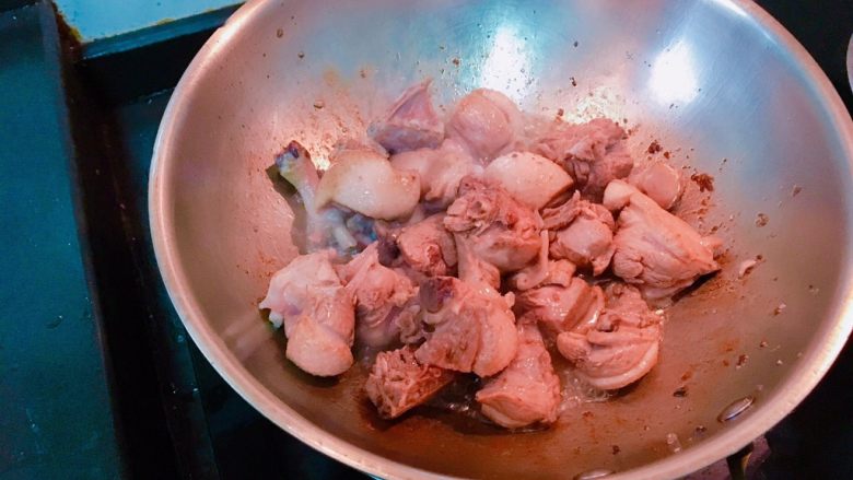 松仁啤酒鸭,油倒入后大约5秒,直接放入鸭肉,同时大火转中小火,耐心翻炒6分钟。(你会发现鸭肉块儿越来越小,下面的油越来越多)