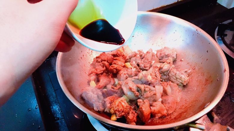 松仁啤酒鸭,加酱油,蚝油,冰糖继续小火翻炒1分钟