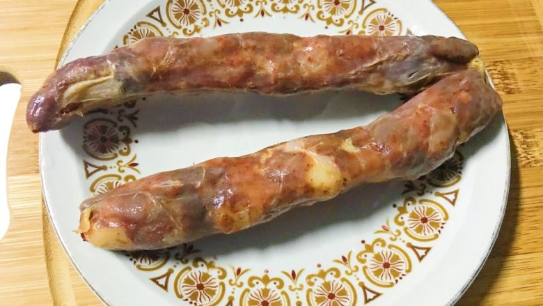 电饭煲+腊味咸鱼焖饭,<a style='color:red;display:inline-block;' href='/shicai/ 4536'>腊肠</a>洗净,用厨房用纸擦干水分。