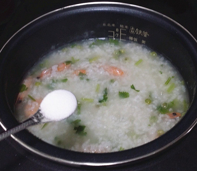 #电饭煲# 蔬菜海鲜粥,听到电饭煲音乐响起时,打开上盖加食盐再调味