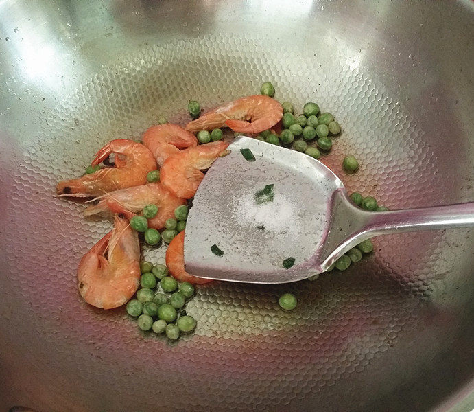 #电饭煲# 蔬菜海鲜粥,再加点食盐有点底味,开小火炒一会儿关火备用