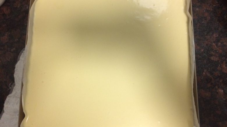 日式棉花蛋糕卷之香葱肉松卷,表面用刮板刮平,再轻轻在桌上磕几下,消掉大气泡