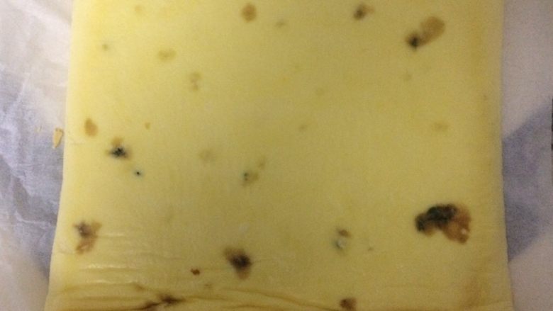 日式棉花蛋糕卷之香葱肉松卷,出炉震一下,震掉热气。