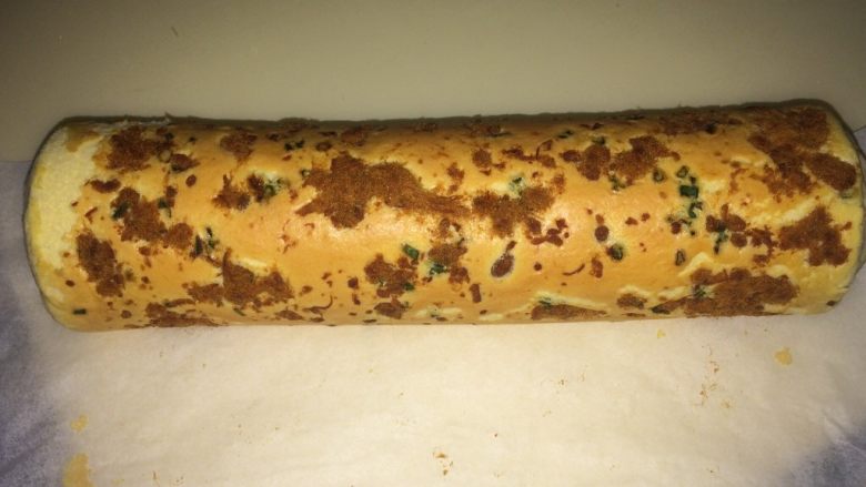 日式棉花蛋糕卷之香葱肉松卷,卷起来,不夹奶油就可以马上卷起来。
