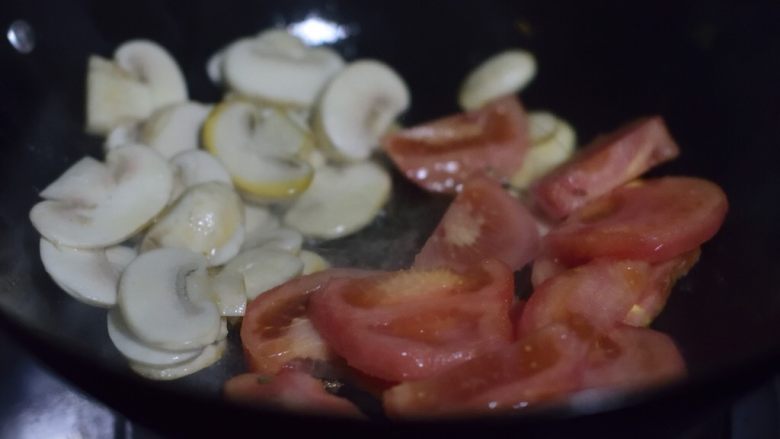 菠菜鸡蛋手擀面,蘑菇拨至一边,倒入番茄炒烂。