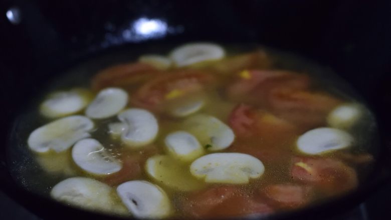 菠菜鸡蛋手擀面,倒入没过食材的水，加半茶匙盐，半茶匙<a style='color:red;display:inline-block;' href='/shicai/ 10588'>糖</a>。