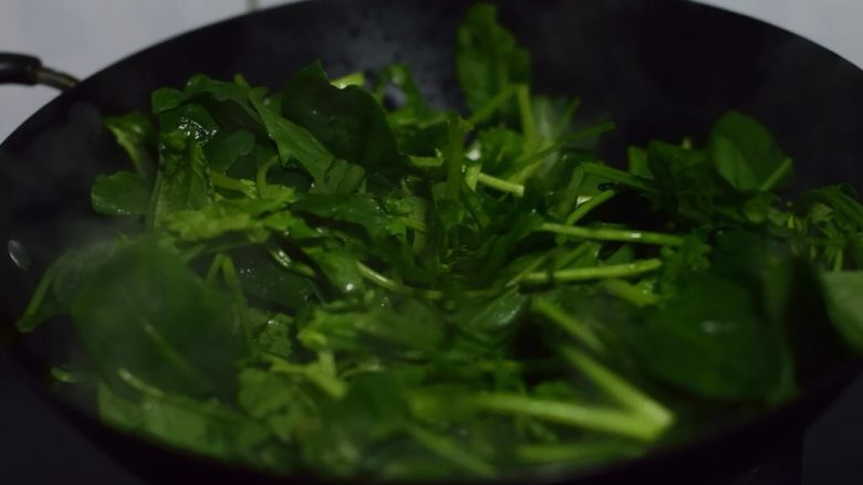菠菜鸡蛋手擀面,再大火加热一汤匙油,下菠菜炒瘪。这步不用再加别的调料。
