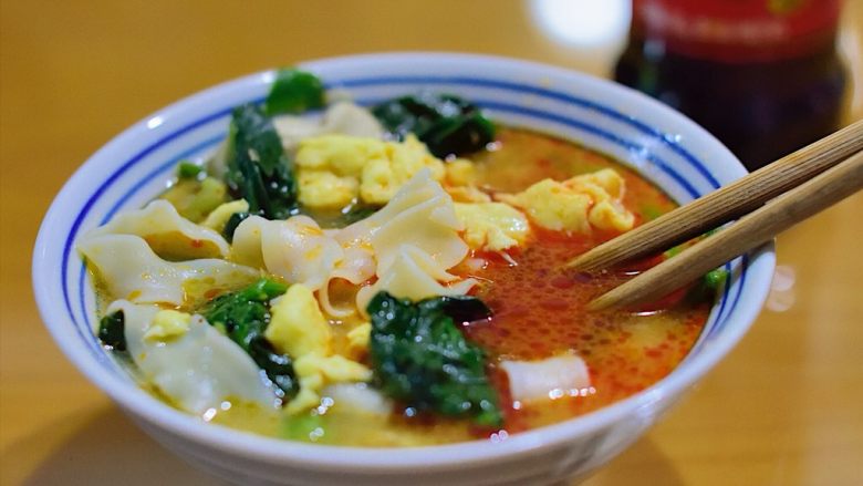 菠菜鸡蛋手擀面,煮开后,适量加入<a style='color:red;display:inline-block;' href='/shicai/ 134296'>白胡椒粉</a>,起锅。