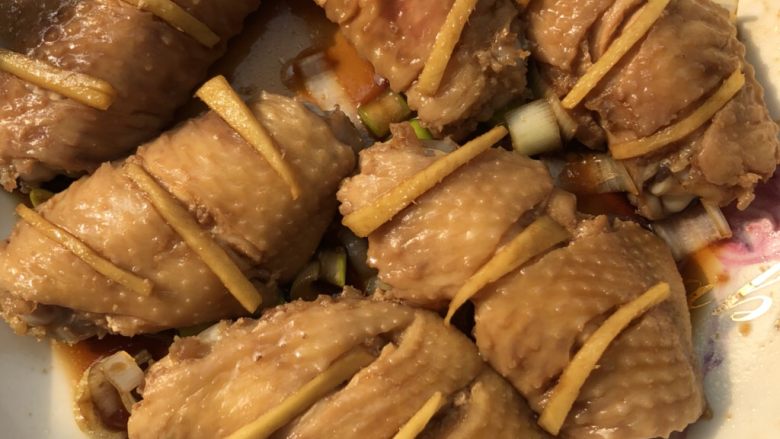 吮指烤鸡翅,两小时后,鸡翅充分入味,上色效果很好。
