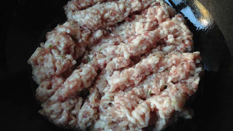 担担面,先来做芽菜肉臊子:锅中倒入适量油,放入800g肉末,中小火煸炒